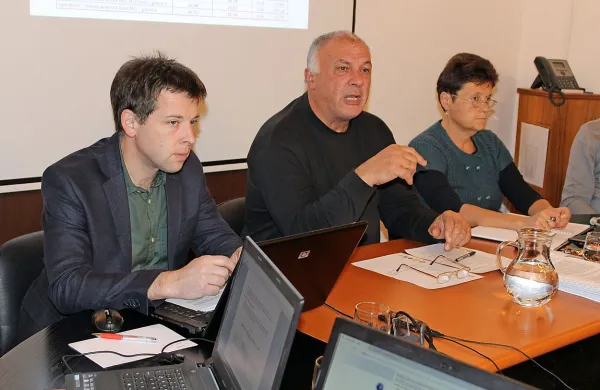Gregor Prezelj (ob županu Bojanu Severju in sekretarki Mariji 
Benčina) tudi formalno direktor UO Idrija. 