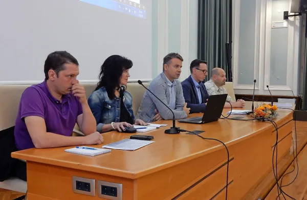 Občina je doslej prejela 15 pobud. Predsednik komisije za 
participativni proračun Tomaž Jug (v sredini) meni, da bo 
glavnina prispela v zadnjih dneh.