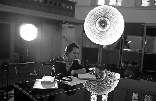 Nick Cave se je samorazgalil tako v zadnjem albumu 
Skeleton Tree kot v dokumentarcu One More Time with 
Feeling.