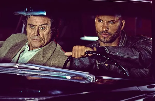 Ian McShane (levo) je z vlogo gospoda Wednesdayja najbolj 
opozoril nase.