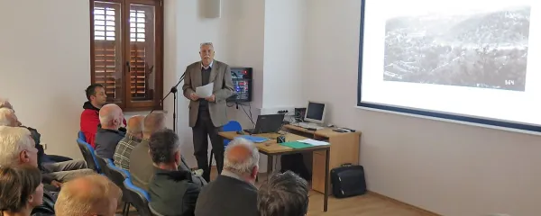 Igor Dolenc je s pomočjo fotografij in arhivskih dokumentov 
poslušalcem v dutovski Bunčetovi domačiji predstavil zgodovino železniškega omrežja v Dutovljah in okolici.