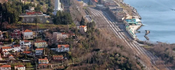 Del 160 let starega viadukta JŽ v Barkovljah pred Trstom, po katerem še danes v in iz pristanišča letno pelje 
približno 8000 vlakov. 