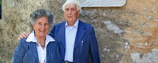 Vesna Kosmač Zahar in Jordan Zahar pred spominsko ploščo konstruktorju v Kosoveljah na Krasu. 