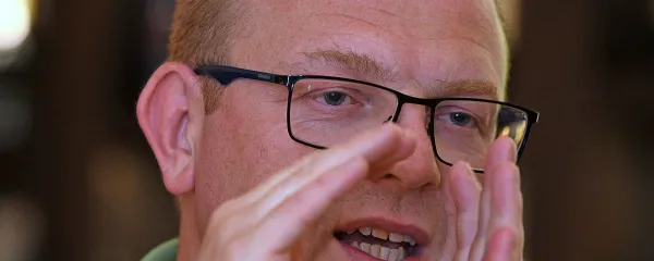 Klemen Grošelj:  “Za mednarodni terorizem je značilna izredna prepustnost idej, ki se širijo 
prek sodobnih socialnih omrežij, in prepustnost ljudi, ki se, ko vstopijo v evropski prostor ali v 
ZDA, lahko svobodno gibljejo po tem prostoru. Obveščevalne službe pa medtem še vedno 
delujejo po nacionalnem teritorialnem pristopu.”