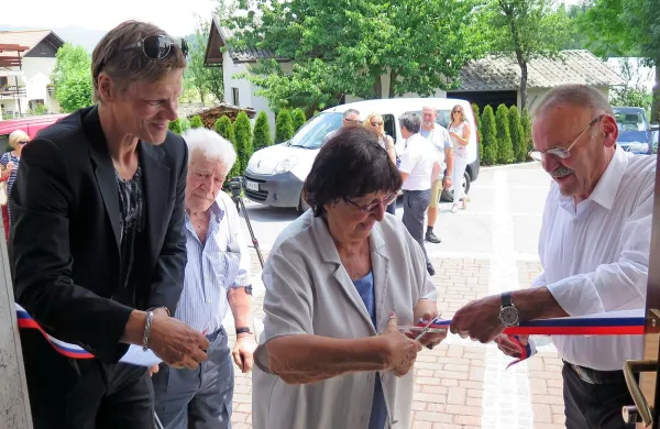 Tako so prerezali trak ob otvoritvi ambulante (od leve) - 
Robert Pavšič iz postojnske občine, Aleksander Doplihar, 
Anica Mikuš Kos in Želimir Božič.