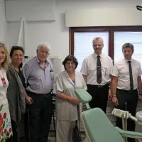 Odprtja bro bono zdravstvene ambulante so se veselili:

Patricija Može iz Centra za socialno delo Postojna, Tereza 
Novak iz Slovenske filantropije, Aleksander Doplihar iz bro 
bono ambulante v Ljubljani, Anica Mikuš Kos iz Slovenske 
filantropije, župan občine Pivka Robert Smrdelj, župan 
občine Postojna Igor Maretnič in pobudnik bro bono zdravstvene ambulante v Matenji vasi Želimir Božič.