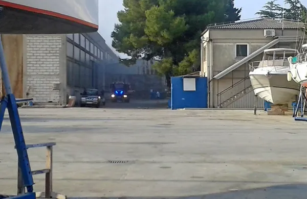 Danes nekaj minut po 18. uri je zagorelo v izolski ladjedelnici. 