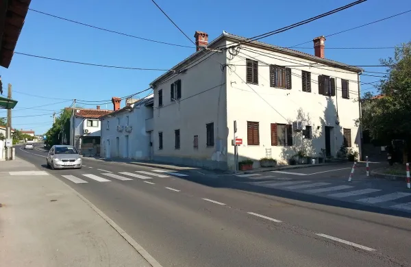 Policisti so včeraj izsledili voznika osebnega avtomobila, ki je  
10. junija v Čežarjih trčil v peški na prehodu za pešce in 
zbežal, ne da bi jima nudil pomoč.
