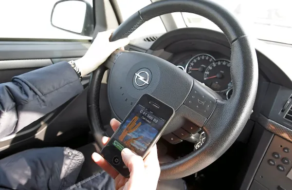 Med telefonskimi opravki v avtu se pozornost voznikov 
zmanjša, vidna področja možganov pa so manj aktivna. Oči 
torej gledajo, možgani pa ne vidijo.