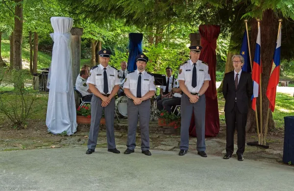 Medalji policije za požrtvovalnost sta včeraj prejela novogoriška policista Gabrijel Cizera (drugi z leve) in Tomaž 
Levpušček (levo).