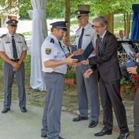 Marjan Fank in Boštjan Šefic sta  medalji podelila  policistoma 
Gabrijelu Cizeri (v sredini) in Tomažu Levpuščku (levo).