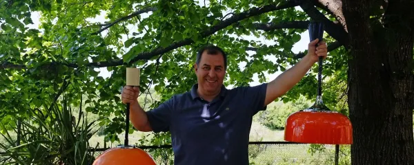 Jani Kovačevič z ikoničnimi Meblo lučmi, ki so visele nad 
marsikatero kuhinjsko mizo.