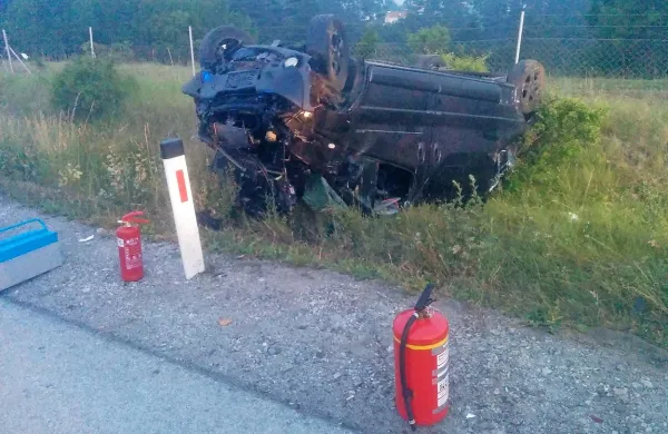 Voznica kombija je na avtocesti med Razdrtim in Senožečami 
zapeljala v jarek. V nesreči sta se s sopotnikom laže 
poškodovala. 