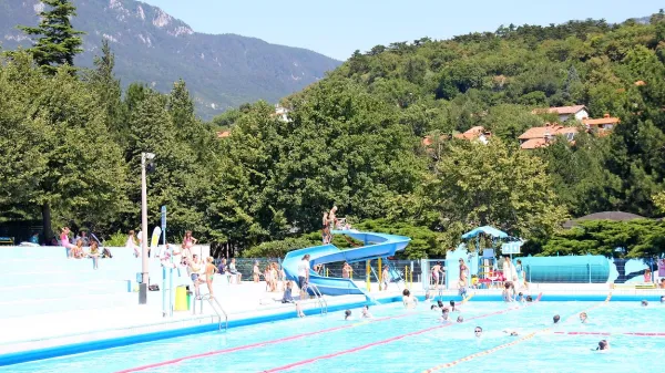 Z RK otroci in šolarji  na zdravstveno  letovanje na morje, ob 
podpori zavoda za šport pa tudi brezplačno na ajdovski 
bazen.  
