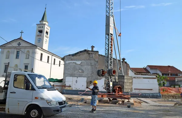  Gradnja novega zdravstvenega doma v Renčah predstavlja 
začetek  širše in celovite prenove središča naselja. 