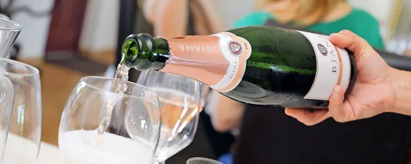 Penina brut rosé je v novi preobleki očarala mednarodne ocenjevalce.