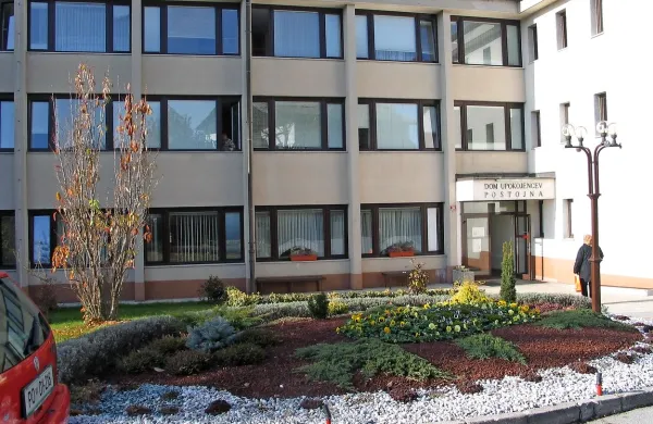 Dom upokojencev v Postojni že 40 let nudi dom starejšim 
ljudem.