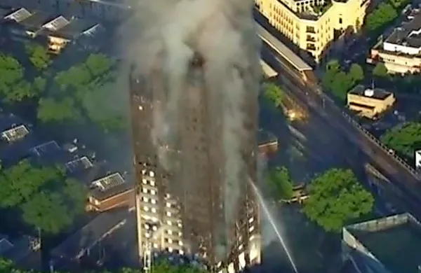 Stanovanjsko stolpnico Grenfell Tower v  Londonu je preteklo 
sredo zajel požar, ki se je iz spodnjih nadstropij hitro razširil 
vse do vrhnjega 24. nadstropja.
