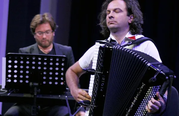 Letošnji festival je odprl   koncert harmonikarja Marka Hatlaka 
in skupine FUNtango.