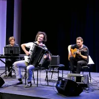 Letošnji festival je odprl   koncert harmonikarja Marka Hatlaka 
in skupine FUNtango.