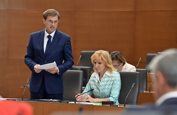 Premier Miro Cerar zagotavlja, da bo Slovenija odločbo 
arbitražnega sodišča spoštovala in tako ravnanje pričakuje 
tudi od Hrvaške.