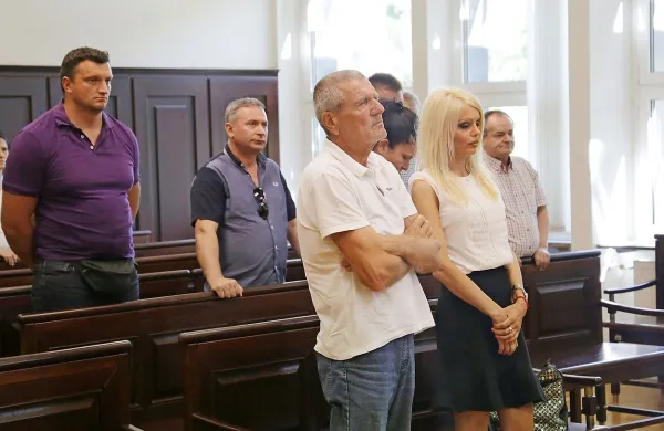 Notarki Polki Bošković, ki je danes ni bilo na izrek sodbe,   je 
novogoriško sodišče prisodilo pogojno kazen za pomoč pri 
kaznivem dejanju goljufije, Radenko Vasić (spredaj) pa bo 
zaradi goljufije in izsiljevanja moral za dve leti v zapor.
