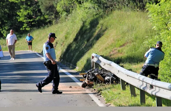 Prizor med Podgradom in Hrušico je bil včeraj popoldne 
grozljiv, motorist je k sreči preživel.