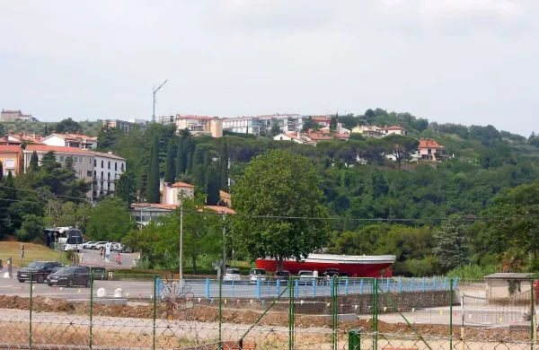 Hrup, ki nastaja med koncerti v Hangar baru, najbolj moti prebivalce novejšega dela Jagodja, 
ki je obrnjeno proti morju.