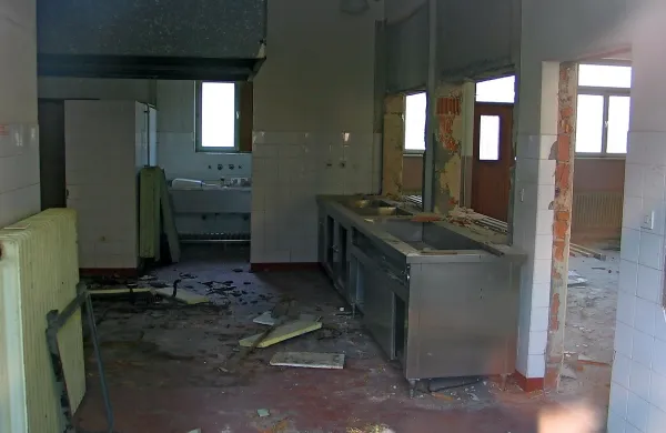  

Prihodnje leto naj bi propadajoči in zanemarjeni prostori  v 
Desklah dobili povsem drugačno podobo in namen. 