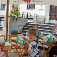 



V prikazu klekljanja po ulicah Idrije je z odraslimi klekljaricami 
sodelovalo veliko  otrok.  Kar 170 se jih je udeležilo tekmovanja.