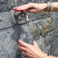 Lokalnim prebivalcem na mnogih območjih   voda iz lokalnega 
vira ne škodi, kar pa ne velja za turiste in popotnike.