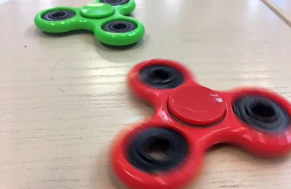 Nem&scaron;ki cariniki zasegli 35 ton kitajskih vrtavk fidget spinner