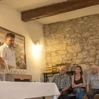 Erik Sarkič o pridelavi gina v Bunčetovi domačiji v Dutovljah.



