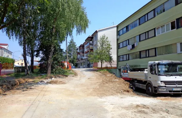 Do oktobra bo na prostoru ob bistriškem zdravstvenem 
domu urejenih 107 parkirnih mest. 
