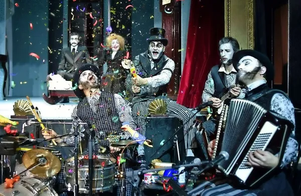 Primorce bo v tekmovalnem programu zastopala “bizarna opereta” Peter Kušter. 