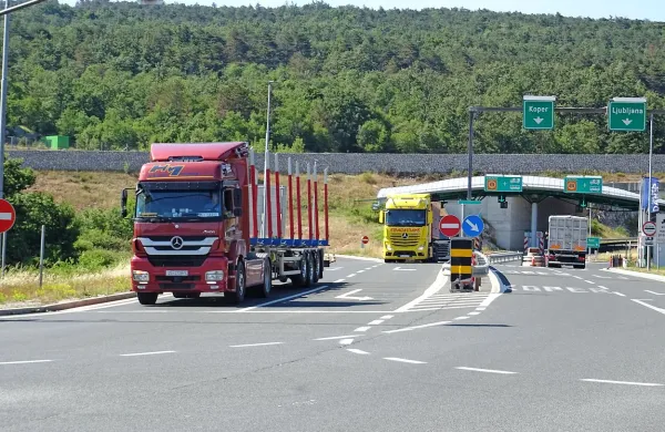 Tovorni promet na vstopu in izstopu z avtoceste na Kozini  je bil včeraj precej povečan.