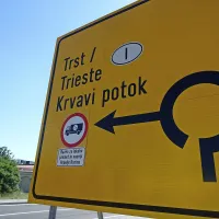 Na avtocesti pri Kozini več tovornjakov