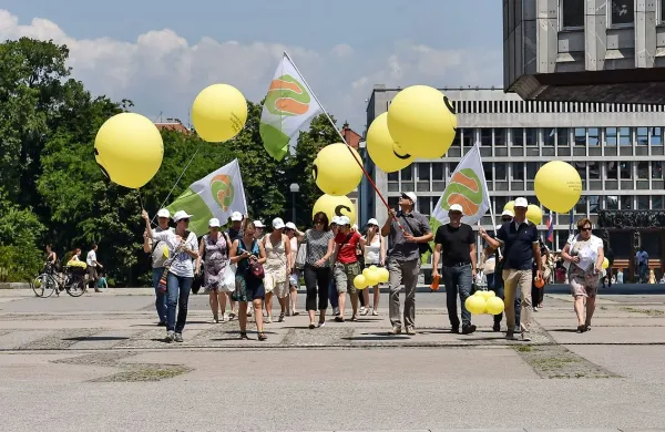  Najniže plačani javni uslužbenci, ki od vlade zahtevajo 
zvišanje svojih plač, so se zbrali na protestnem shodu pred 
poslopjem vlade.