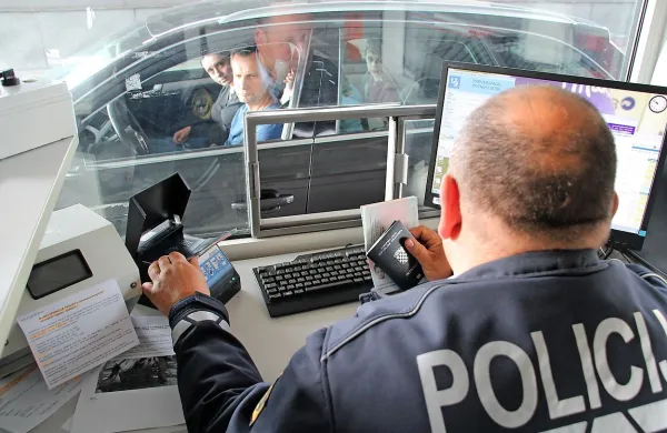  Po 27. juniju naj bi Slovenija in Hrvaška lahko izvajali 
izmenično ciljno usmerjeno mejno kontrolo pri državljanih 
EU. Slovenija naj bi kontrolirala osebe na vstopu v Slovenijo, 
Hrvaška pa osebe na vstopu v Hrvaško.