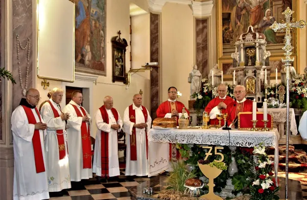 Msgr. Aleksander Lestan praznuje 75 let duhovni&scaron;tva