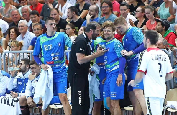  Veselin Vujović (v črnem)  in njegovi izbranci bodo evropsko 
prvenstvo začeli v Zagrebu. 