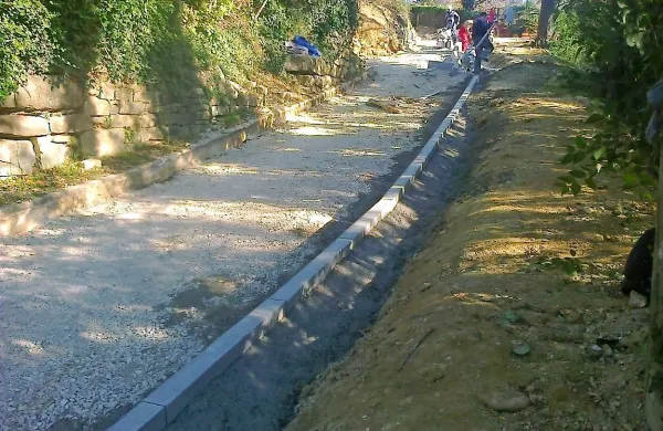 V Fiesi  pred Hotelom Barbara so lokalne priveze nadomestili pedalini in skuter.