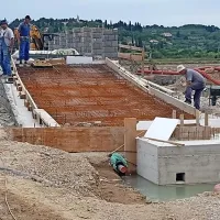 Senca pod borovci v Strunjanu