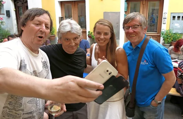 Nevsakdanja tovarišija, ki jo druži ljubezen do glasbe,  med delanjem “selfija” na Ljubljanski ulici v Izoli (z leve): Drago Mislej 
Mef, Iztok Mlakar, Tina Maze in Slavko Ivančić.  