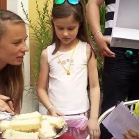 Tina Maze se je obiskovalcem podpisovala, z njimi klepetala in se zlasti  posvetila  otrokom. 
