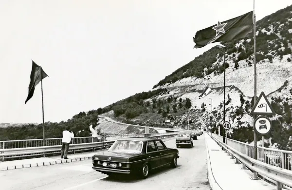 Cestni most čez Sočo so slovesno odprli junija 1985. 
