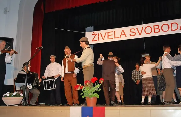 Člani KD Borjač Sežana so z letošnjim letnim nastopom oživili kulturo  povojnih mitingov.