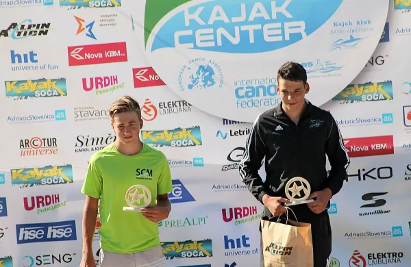 Kanuist Soških elektrarn Nejc Polenčič (v črnem) je v Solkanu zmagal  dvakrat.