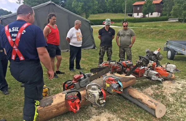 Na prireditvenem prostoru v Dolinci je bilo razstavljenih nekaj 
motornih žag iz obsežne zbirke domačina Jožeta Skoka.