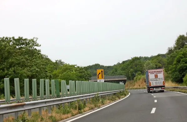Marsikdo očitno spregleda signalizacijo, ki opozarja na 
spremenjeni prometni režim. 